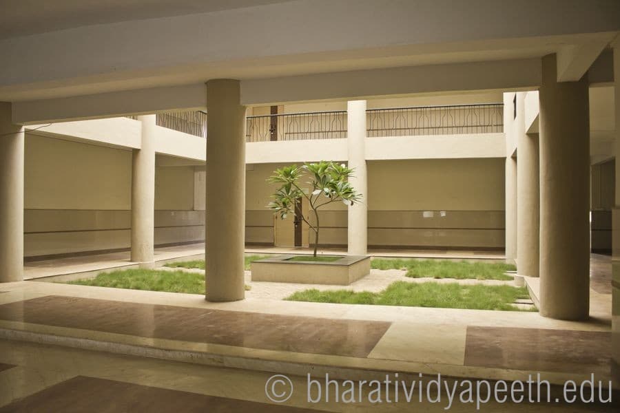 Bharati Vidyapeeth New Law College Kolhapur Academic Building photo 3